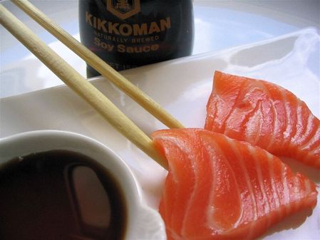 sashimi de saumon cru et sauce de soja